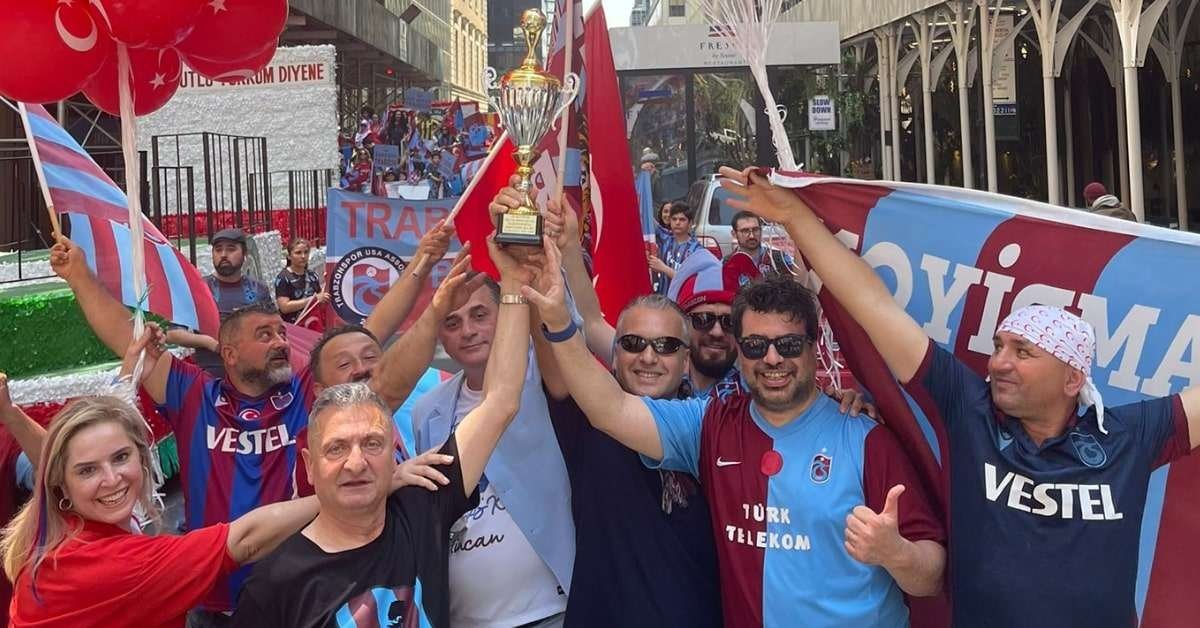 Trabzonspor USA üyeleri 2022 New York Türk Günü Yürüyüşü'nde şampiyonluk kupasıyla