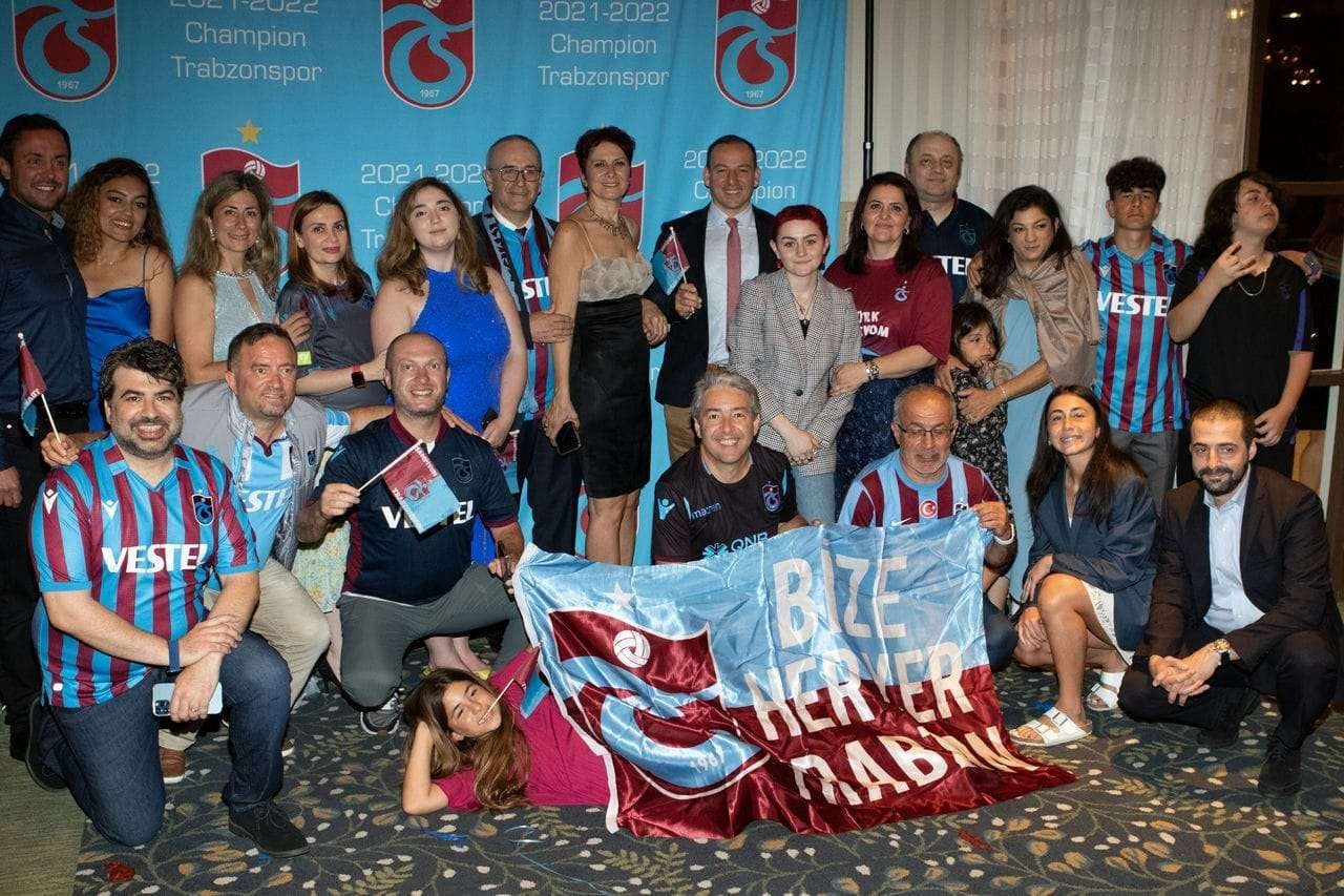 Los Angeles'taki şampiyonluk gecesinde Bize Her Yer Trabzon bayrağıyla aile fotoğrafı