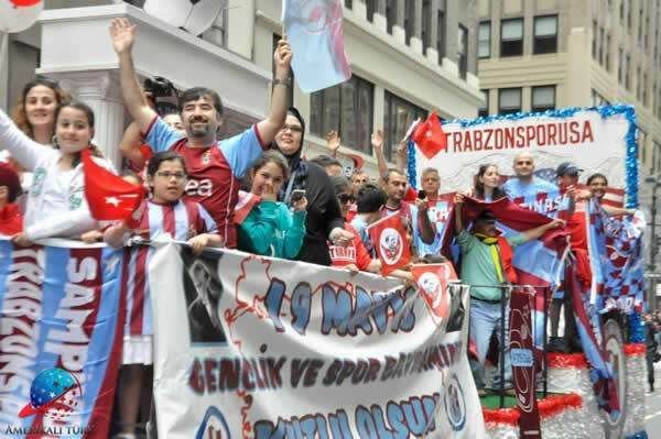 Trabzonspor USA'nın 2013 New York Türk Günü Yürüyüşü'ndeki aracı