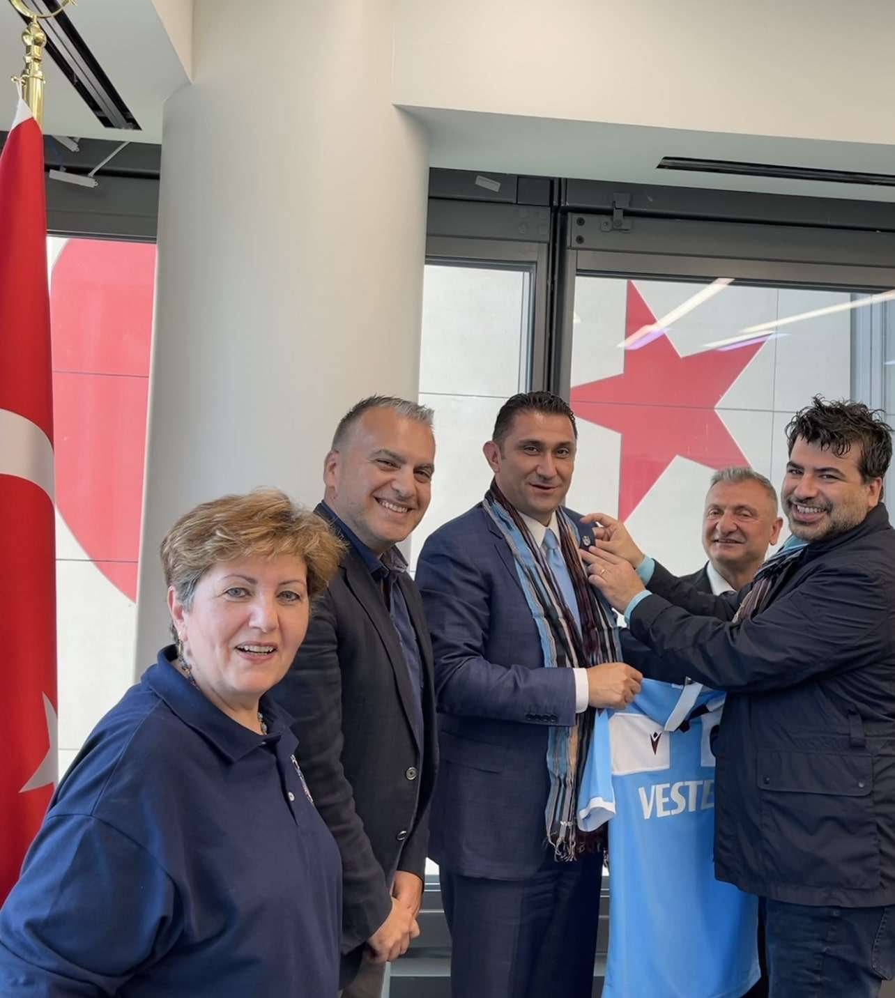 Trabzonspor USA’dan T.C. New York Başkonsolosu Özgür’e Ziyaret – fotoğraf