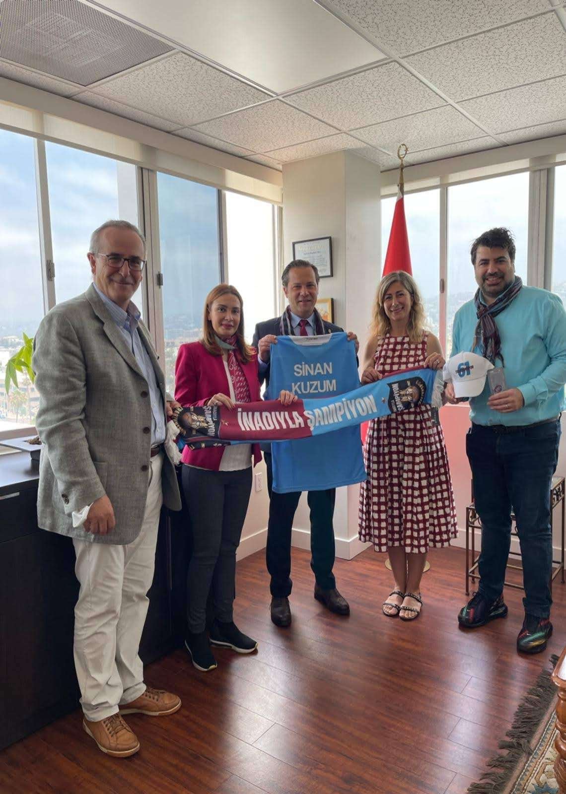 Trabzonspor USA’dan T.C. Los Angeles Başkonsolosu Kuzum’a Ziyaret – fotoğraf